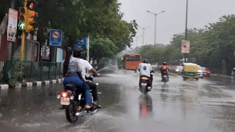 सर्दियों में रिकॉर्ड बारिश के कारण ठंड बढ़ने के बाद दिल्ली की वायु गुणवत्ता गिरकर 78 पर पहुंच गई