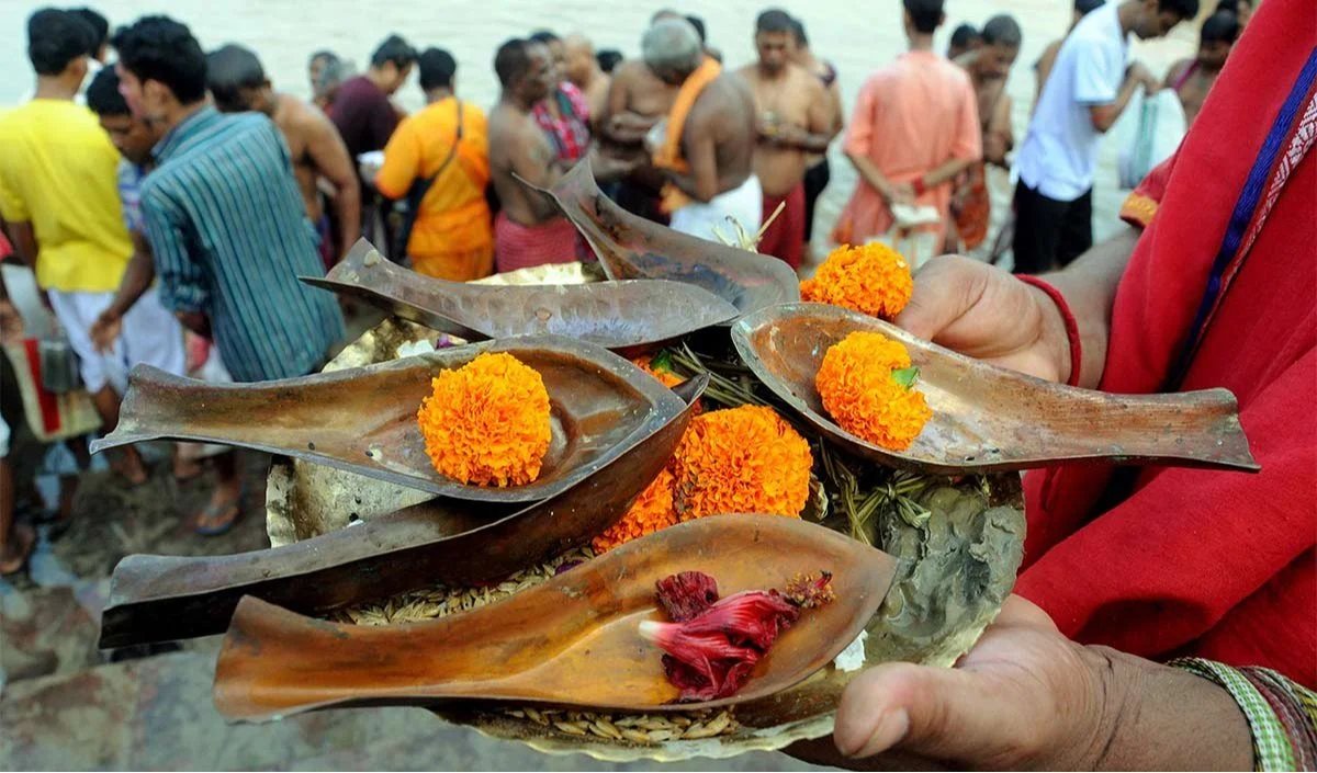 सर्व पितृ अमावस्या 2026: सर्व पितृ अमावस्या पितरों के प्रति सम्मान का प्रतीक है।